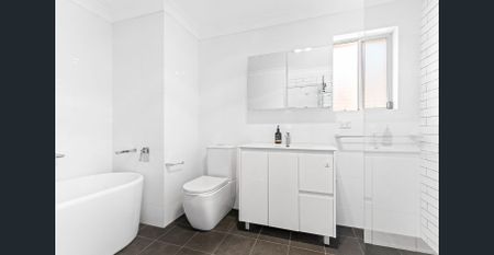 Designer style and boutique tri level townhouse - Photo 3