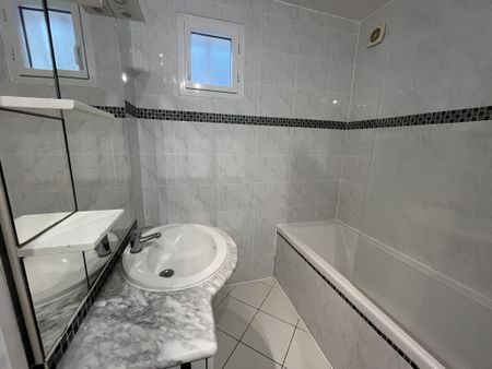 Location Appartement 3 pièces 51m² HYERES 83400 - Photo 5