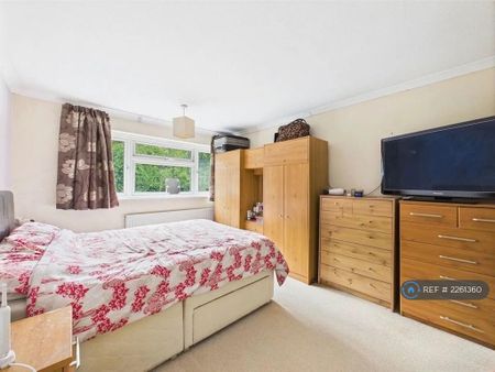 3 bedroom semi-detached house to rent - Photo 3