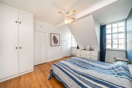 Charming and spacious 1-bedroom top floor property with tremendous natural light and wonderful views towards some of London's most iconic landmarks. - Photo 3