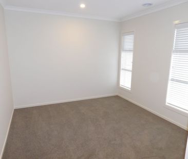 FOUR BEDROOM FAMILY HOME WITH LANDSCAPED GARDENS - Photo 4