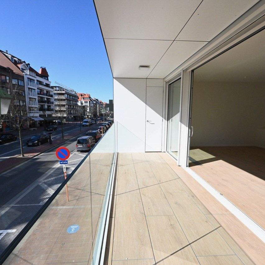 Nieuwbouwappartement met aangename gevelbreedte van 7m20 gelegen te Lippenslaan Knokke. - Photo 1