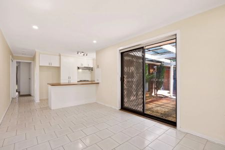 Family home on large 724m2 block with garage rear access and large outdoor entertaining area! - Photo 4