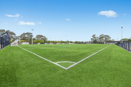 Jade Gardens: Heavenly Top Floor Chic Apartment With Light, Tree Top Views, Skylight, High Ceilings, Lift Access, Walk to Bayside, Train, Bus & Cafes - Photo 5