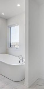 Vaste 61/2 sur 2 étage, style semi-détaché ! NEUF! Décembre 2025, Cour privé - Photo 3