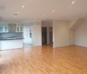 NEAT TWO-BEDROOM TOWNHOUSE IN A PRIME LOCATION! - Photo 4