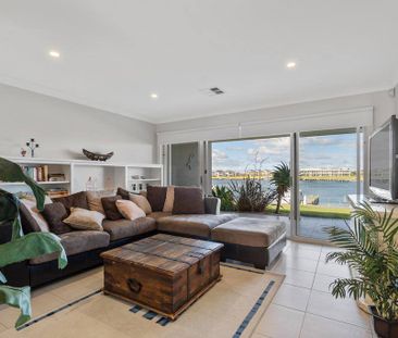 Luxury on the water - Photo 2