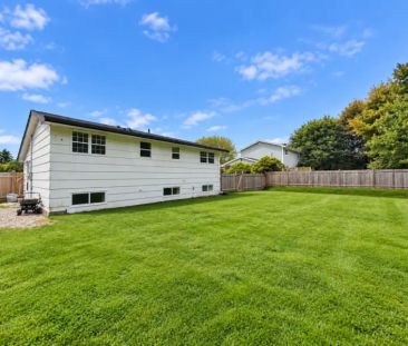 Pet-Friendly 3 Bedroom, 2 Bath Detached Home Detached Garage & Fenc... - Photo 5