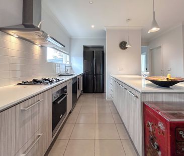 Contemporary Family Living in Mayfield Estate - Photo 3
