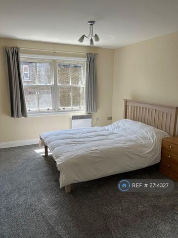 2 bedroom flat to rent - Photo 2