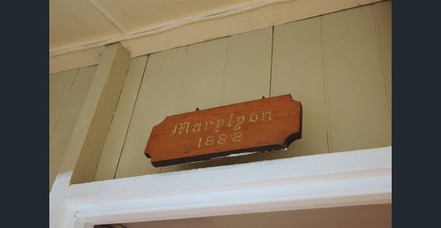 Charming Greenslopes Cottage — Cute, Cozy & Convenient - Photo 1