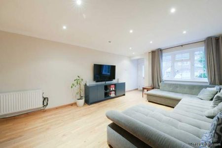2 bedroom property to rent in Epsom - Photo 3