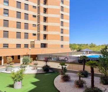 With open views, a swimming pool and excellent transport links in a modern area of Madrid - Photo 5