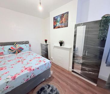 5 bedroom semi-detached house to rent - Photo 5