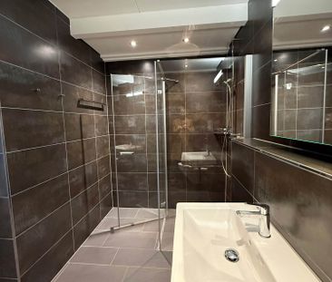 Moderne 2 Zimmer - Dachgeschosswohnung mit Balkon in Leuggern - Foto 3