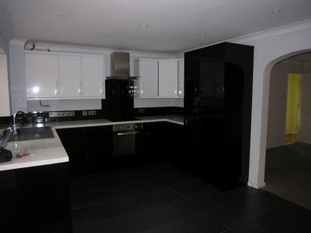 3 bedroom detached house to rent - Photo 2