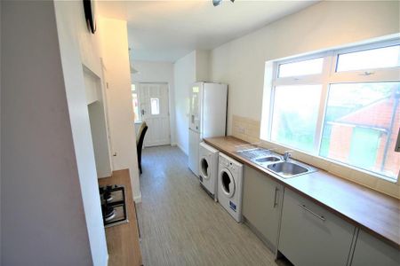 1 bedroom in a house share to rent - Photo 3