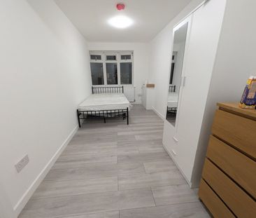 Room in a Shared House, London Road, SM6 - Photo 6