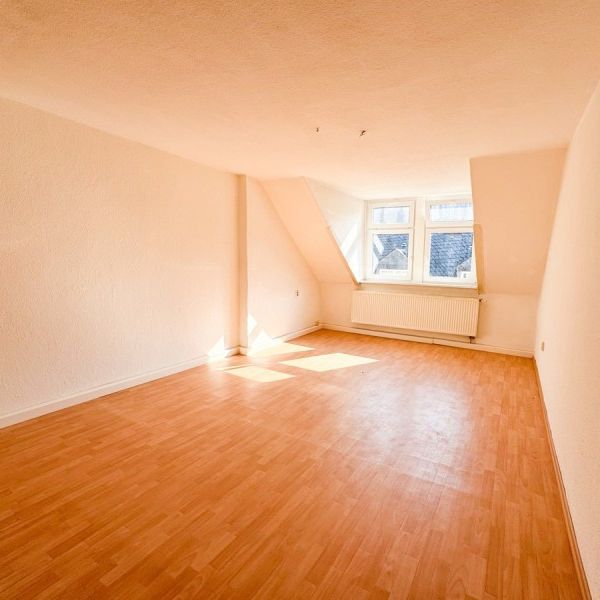 Gemütliche 2-Raum Dachgeschoss-Wohnung mit Dachterrasse direkt im Zentrum von Annaberg! - Photo 1