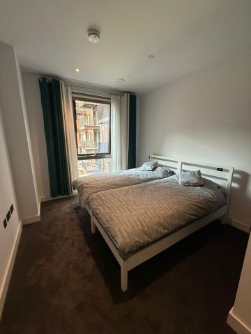 2 Bed Flat, Viaduct Gardens, SW11 - Photo 3