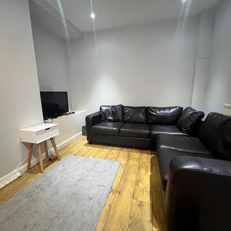 4 bedroom private hall to rent - Photo 1