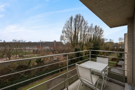 Zeer zonnig en ruim hoekappartement in een rustige wijk - Photo 2