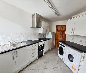1 bedroom in a house share to rent - Photo 3
