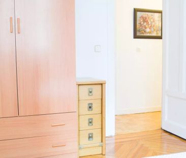 Room in a shared 4-bedroom apartment for rent in Almagro. - Photo 5
