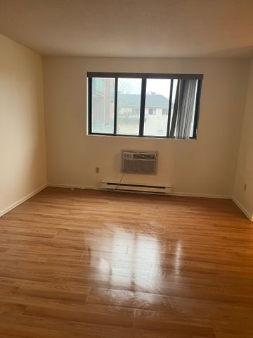 1 bedroom - Utilities Included -152 Thorold - Photo 2