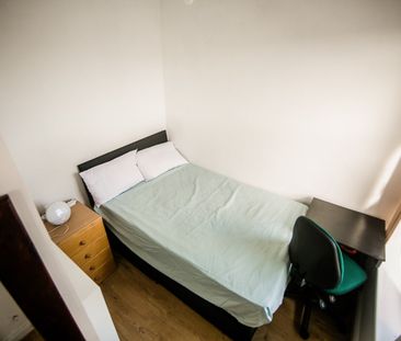 Room in a Shared House, Harehills Lane, LS8 - Photo 1