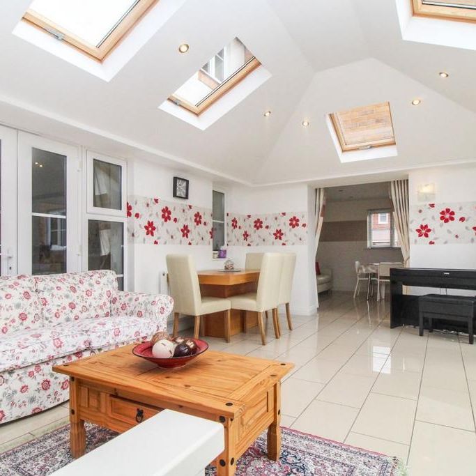 4 bedroom detached house to rent - Photo 1