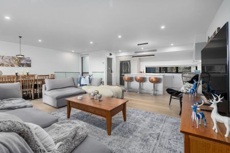 Luxury Lakeside Living – Brand New 3-Level Townhouse Near Lake Jindabyne Available for Winter Lease - Photo 2