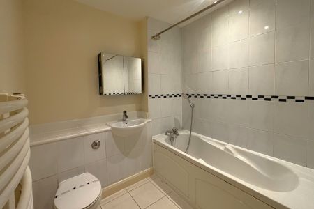 Holly Lodge, Woking - 2 bedrooms Property for lettings - Seymours - Photo 5