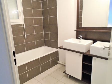 Location Appartement 3 pièces 62m² ST ANDRE DE CUBZAC 33240 - Photo 3