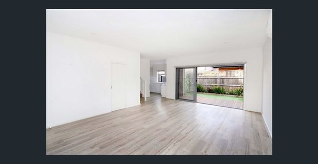 SPACIOUS & LIGHT FILLED TOWNHOUSE! LEASE TILL JUNE 2026 ONLY - Photo 1