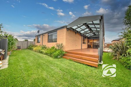 FAMILY LIVING IN SOUGHT AFTER CAVERSHAM WATERS ESTATE - Photo 4