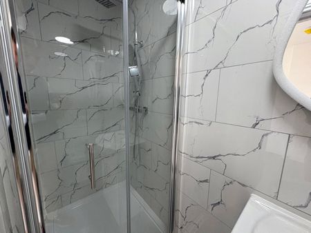 Wellington Lane, Farnham, Surrey, GU9 - Photo 5