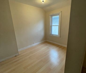 SPACIOUS 3BED/1BATH UPPER UNIT IN CENTRAL WEST WINDSOR! + HYDRO! - Photo 6