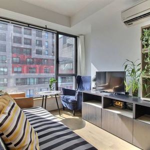 Montreal Furnished Condo Rental- Bright, Modern 1 Bed Suite, City View - Photo 2