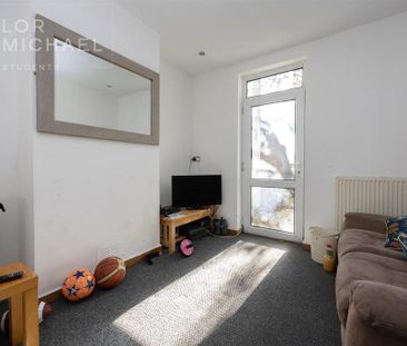 4 bedroom end of terrace house to rent - Photo 1