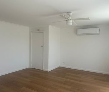 Renovated Three Bedroom House - Photo 4