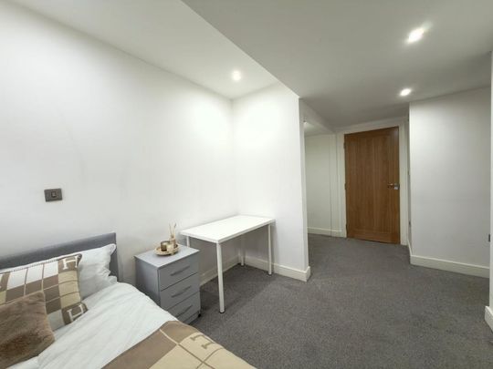 1 bedroom in a flat share to rent - Photo 1