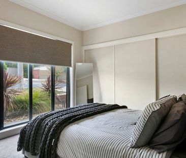 Contemporary Two Bedroom Townhouse! - Photo 4