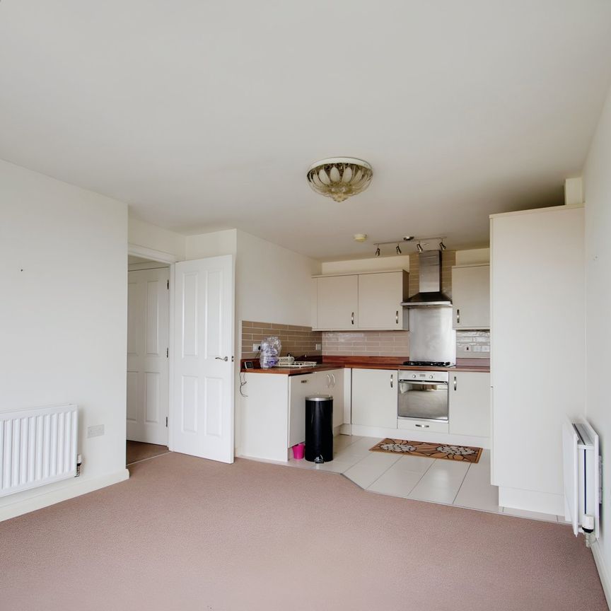 2 bed flat to rent in Bath Road, Hounslow, TW3 - Photo 1