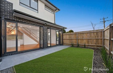 Near-New Family Home – Walk to Sought-After Brentwood Secondary & Glen Waverley South Primary 33 Crocus Crescent, Glen Waverley - Photo 4