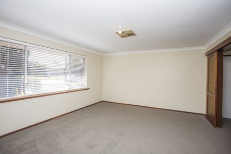 Freshly Renovated Family Home! - Photo 5