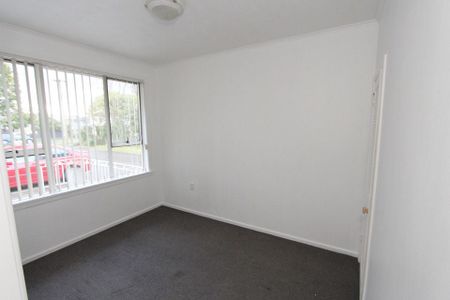 4BR Ranui Retreat - Aircon, new toilet, new carpet - Photo 3