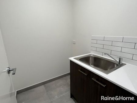 Modern 3 Bedroom 2 Bathroom Unit - Photo 4