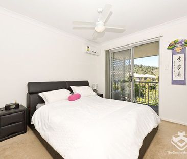 STYLISH EXECUTIVE LIVING AT GREAT LOCATION - Photo 4