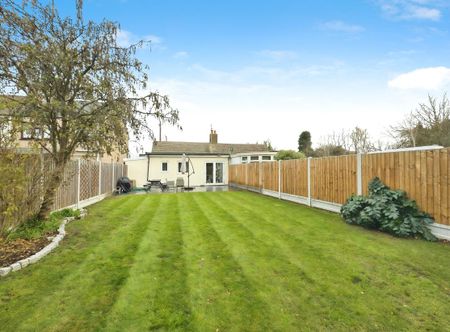 The Bungalows, The Warren, Stanford Le Hope, SS17 - Photo 4